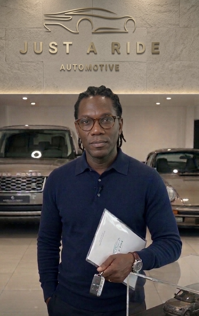 Evan B., fondateur de Just A Ride, dans le showroom Just A Ride Automotive